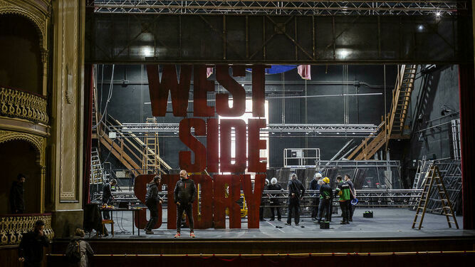 Imagen del montaje del musical West Side Story en el Gran Teatro Falla.