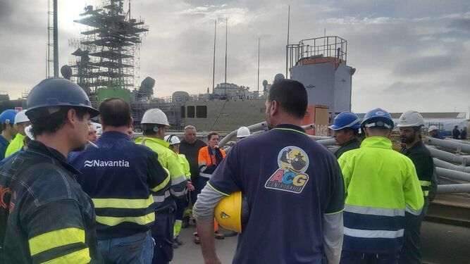 Trabajadores del astillero de Cádiz, junto a la fragata 'Navarra' tras ser evacuados el pasado mes de marzo.
