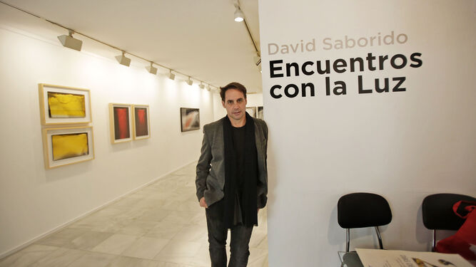 El artista jerezano David Saborido, ante su obra en la Sala Rivadavia.