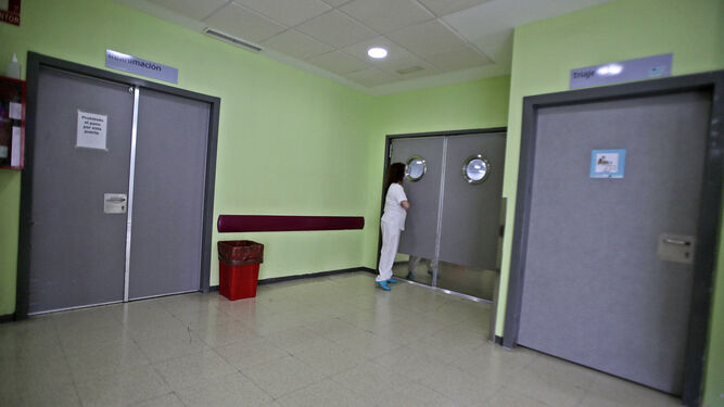 El vestíbulo del Servicio de Urgencias del Hospital Puerta del Mar, que suele estar lleno de usuarios, se encontraba este viernes prácticamente vacío.