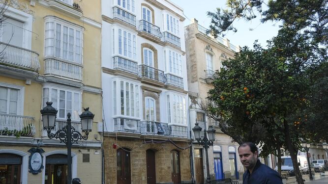 Bloque de apartamentos turísticos en la plaza de Candelaria.