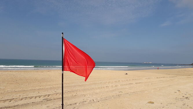 Bandera roja en La Barrosa.