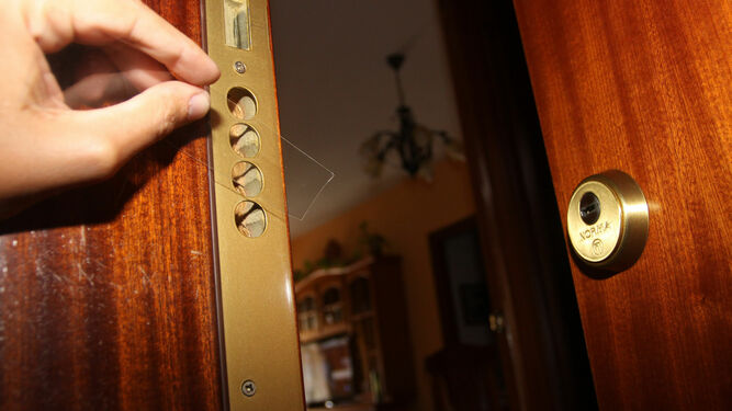 Se aconseja cerrar siempre con llave la puerta de la vivienda. En la imagen, manipulación de una cerradura.