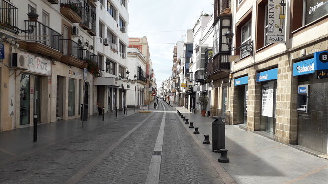 Una imagen de la calle Larga desierta, este domingo.