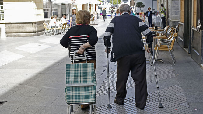Los mayores son el mayor grupo de usuarios del servicio de ayuda a domicilio. En la imagen de archivo, dos personas de avanzada edad.