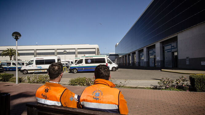 Trabajadores de ambulancias a las puertas de la sede de ssg en la zona Franca