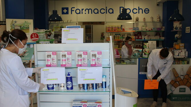 El interior de la farmacia de Roche, con sus tres empleadas y sus carteles informativos, en una imagen de este lunes.