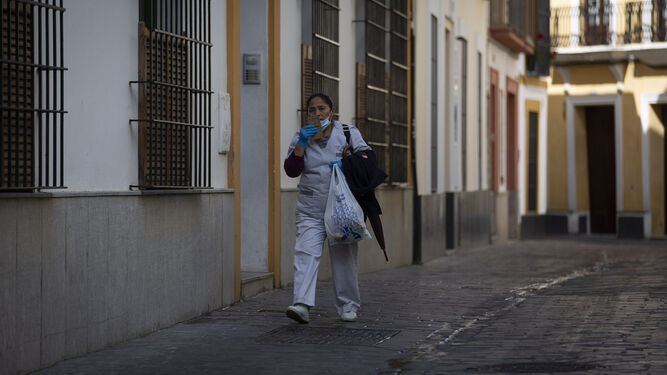 Una mujer en una calle solitaria del centro de Sevilla