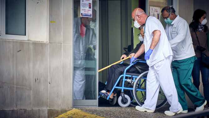 Un paciente accede por la puerta de urgencias al Hospital Puerta del Mar en la mañana del jueves 19 de marzo