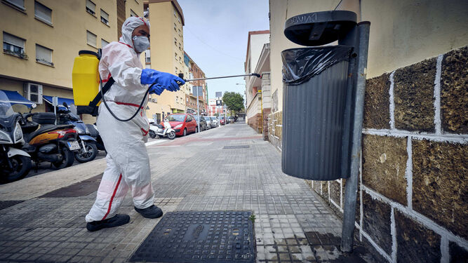 Un empleado del ayuntamiento, desinfectando papeleras y contenedores por la zona del hospital