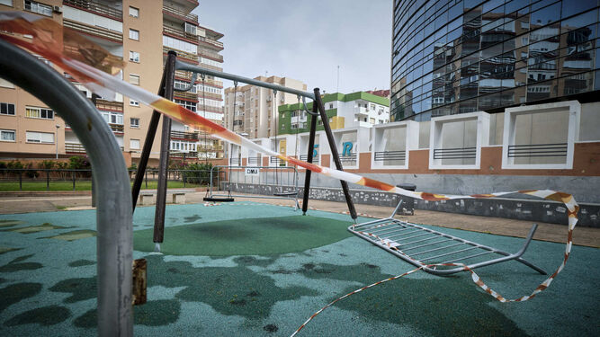 El viento ha tirado las vallas que imped&iacute;an el acceso al parque infantil de la plaza de La Habana