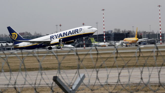 Una avión de Ryanair, en pleno despegue.