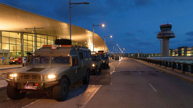 Vehículos de la Unidad Militar de Emergencia, la pasada noche a las afueras del aeropuerto de El Prat.