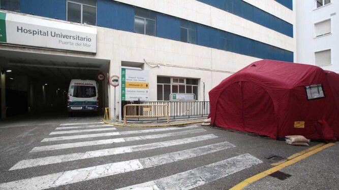 Carpa instalada como nuevo punto de triaje para las Urgencias del Hospital Puerta del Mar.