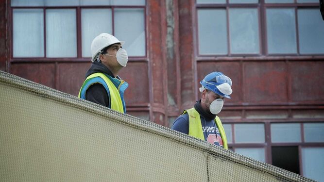 Dos trabajadores de la construcción en una obra este viernes en Cádiz.