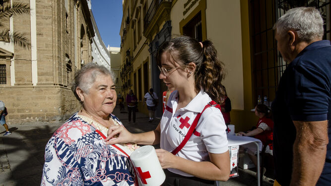 Una voluntaria de Cruz Roja en el Día de la Banderita del año pasado.