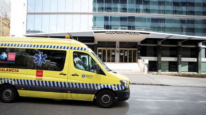 Una ambulancia a las puertas de uno de los hoteles medicalizados en Madrid.