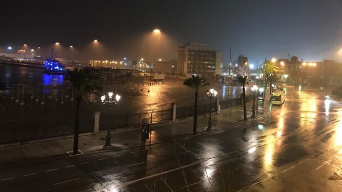 Lluvia intensa en la noche del viernes en Cádiz.