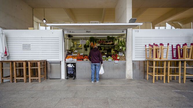Frente a los puestos de alimentaci&oacute;n, el rinc&oacute;n gastron&oacute;mico del mercado central permanece cerrado al p&uacute;blico