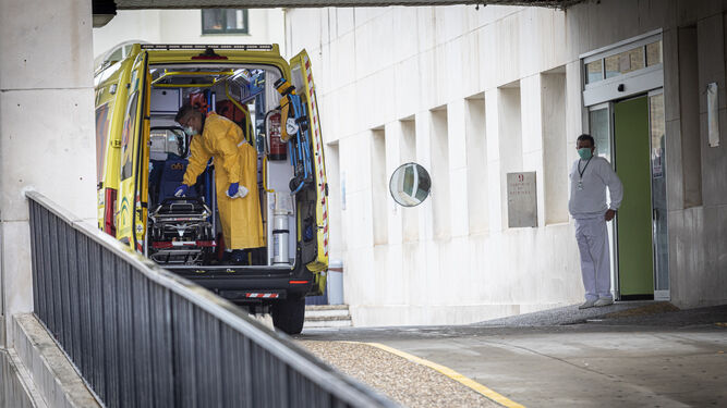 Personal sanitario en las urgencias del hospital Puerta del Mar