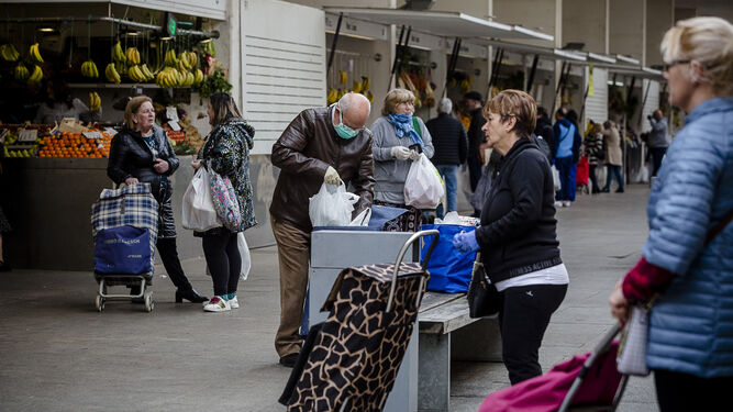 Personas haciendo sus compras en el mercado central en la ma&ntilde;ana de hoy, s&aacute;bado.