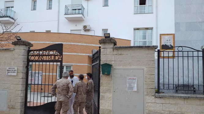 Miembros de Infantería de Marina, a las puertas de la residencia.