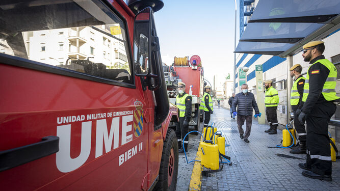 La UME desinfecta el hospital Puerta del Mar