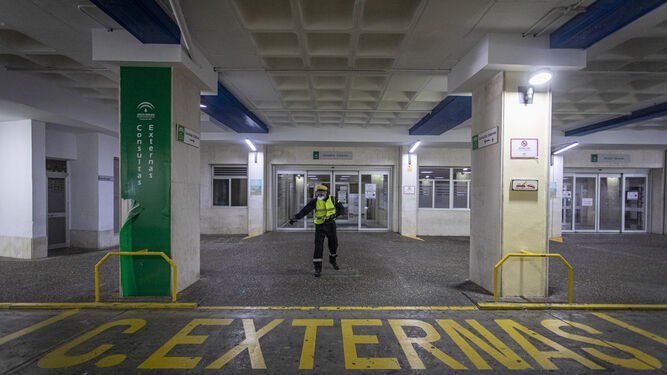La UME desinfecta el hospital Puerta del Mar