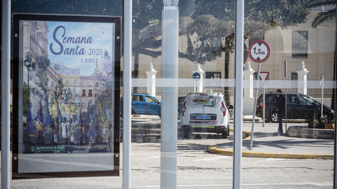 Un cartel anunciando la Semana Santa en un parada de autob&uacute;s
