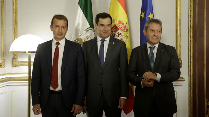 El presidente de la Junta recibe al CEO de Airbus, Guillaume Faury, y al presidente de Airbus España, Alberto Gutiérrez, hace unos meses.