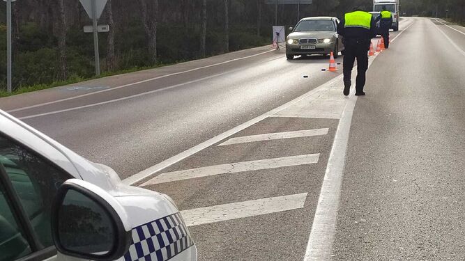 Control de la Policía Local este pasado fin de semana en una de las carreteras de acceso a Chiclana.