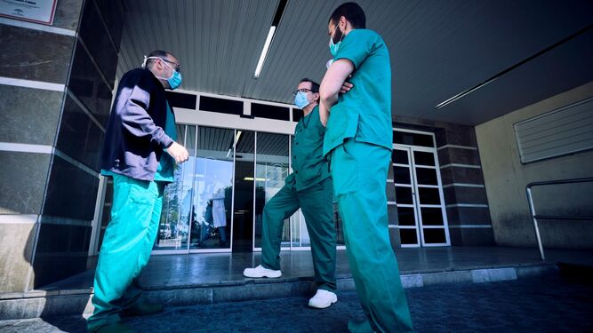 Trabajadores del Clínico a las puertas del Hospital, este lunes