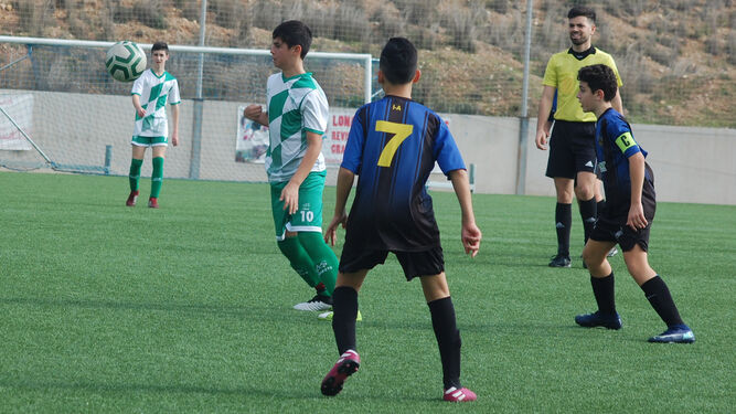 Imagen de un partido de infantiles entre el Deportivo Córdoba y el Apademar disputado en La Asomadilla.