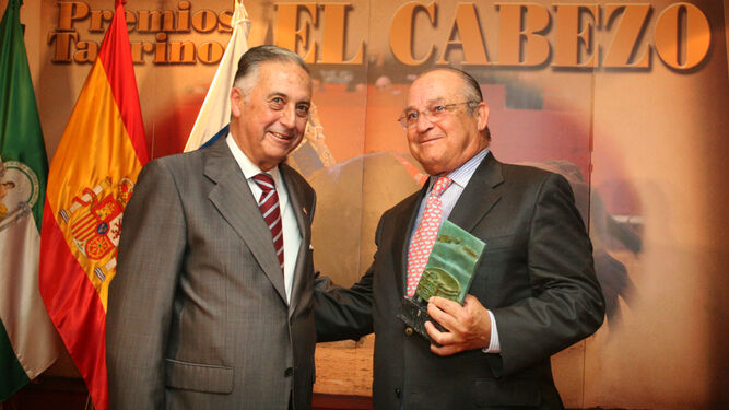Premios Taurinos El Cabezo, en Huelva, 2012. Borja  Domecq , propietario de Jandilla, con el premio a su toro, 'Granado'.