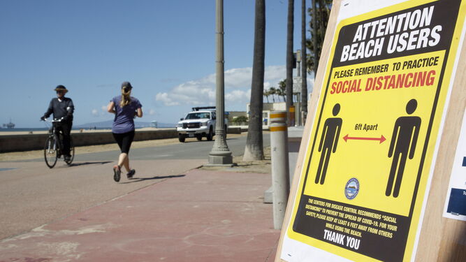 EEUU: Un cartel en una playa de California pide que se mantenga la distancia social