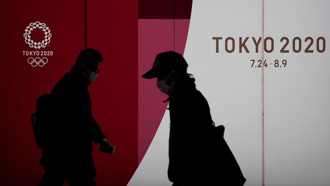 Jap&oacute;n: varias personas pasan ante un anuncio de los JJOO en Tokio