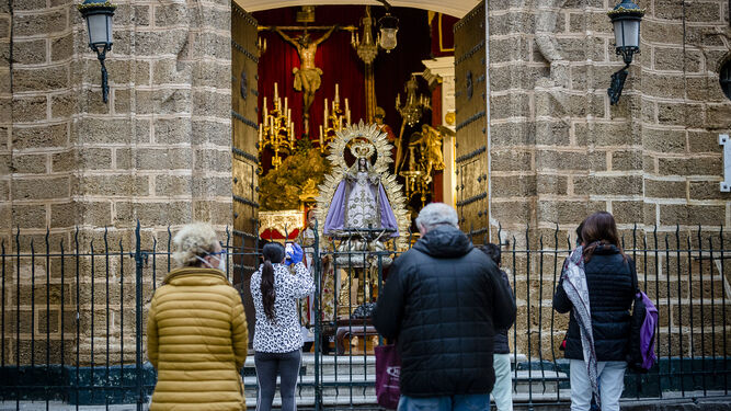 La Iglesia de la Palma  abri&oacute; para rezar el Rosario con la Virgen a las puertas de la Iglesia.