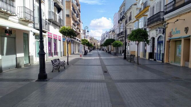 La céntrica calle Ancha, una de las principales vías comerciales de Sanlúcar, completamente vacía en estos días de confinamiento.