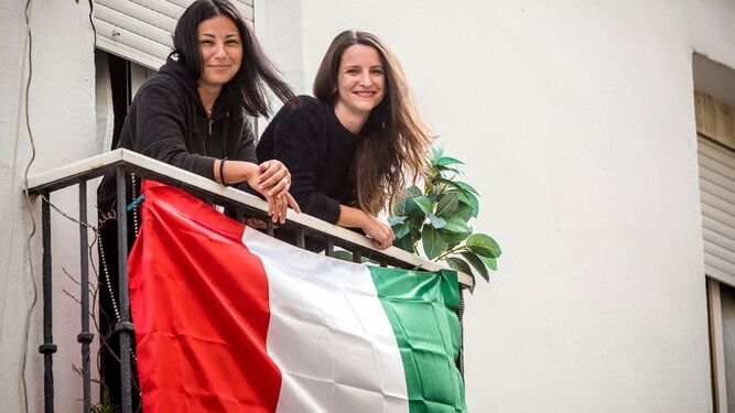 Giulia y Anna, en su balc&oacute;n de la calle La Rosa engalanado con la bandera de Italia