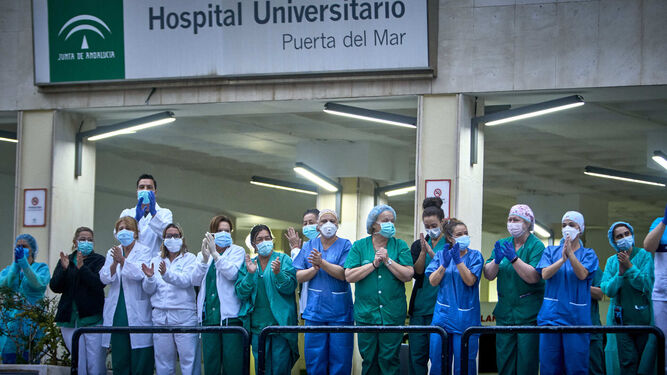 Momentos de emoci&oacute;n durante los aplausos de agradecimiento al personal sanitario del hospital 'Puerta del Mar'