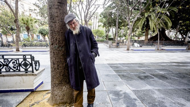 Pepe Fern&aacute;ndez, una persona sin hogar, en la Plaza de Mina.