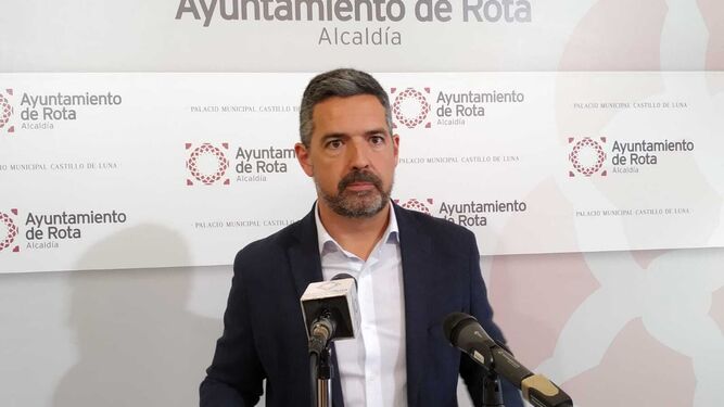 El alcalde de Rota, Javier Ruiz, durante una comparecencia pública en el Ayuntamiento.