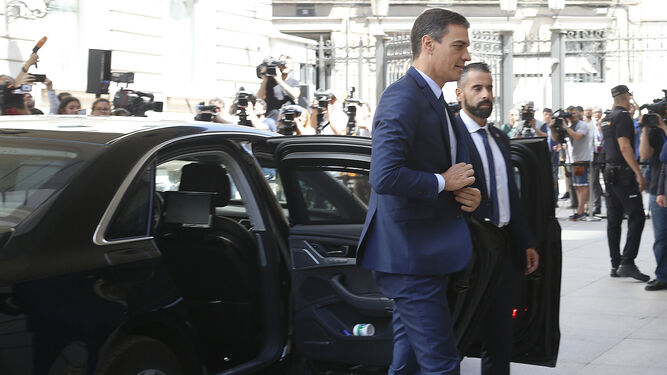 Imagen de archivo del Presidente del Gobierno Pedro Sánchez saliendo del coche oficial.