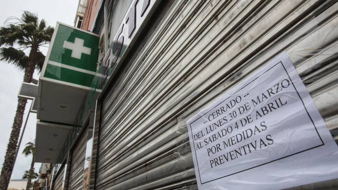 Cartel de farmacia cerrada en Cádiz.