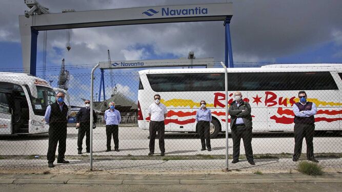 El armador del 'Carnival Victory' traslada a medio millar de personas desde Navantia Puerto Real al aeropuerto de M&aacute;laga para ser repatriados a sus pa&iacute;ses de origen.