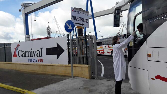 Control de temperatura a uno de los conductores de los autobuses contratados por Carnival a su llegada a Navantia Puerto Real