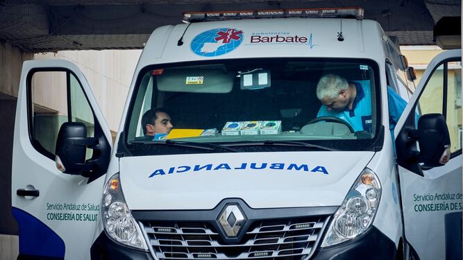 Personal de ambulancias sin protección hace unos días en Cádiz.
