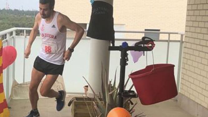 El aragonés Agustín Moreno ha llegado a correr medio maratón en casa.
