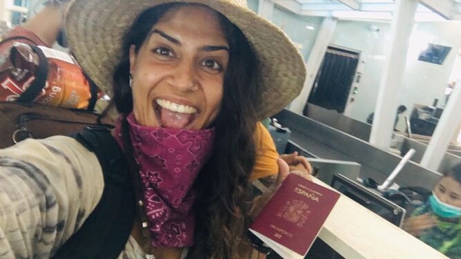 Sandra Crespo muestra su alegría ya en el aeropuerto de París, desde donde regresó a España.