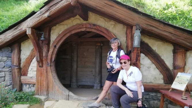Elena y María Luisa en Hobbiton, el pueblo de los Hobbits que se construyó para la película ‘El señor de los anillos’.